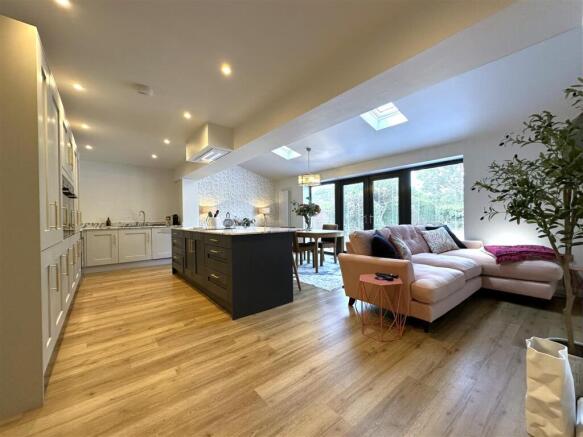 STUNNING Open-Plan Living Space 121
