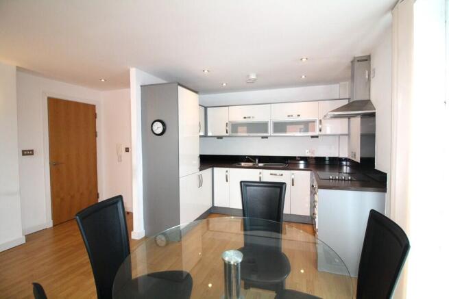 2 bed Apartment to rent Image 4