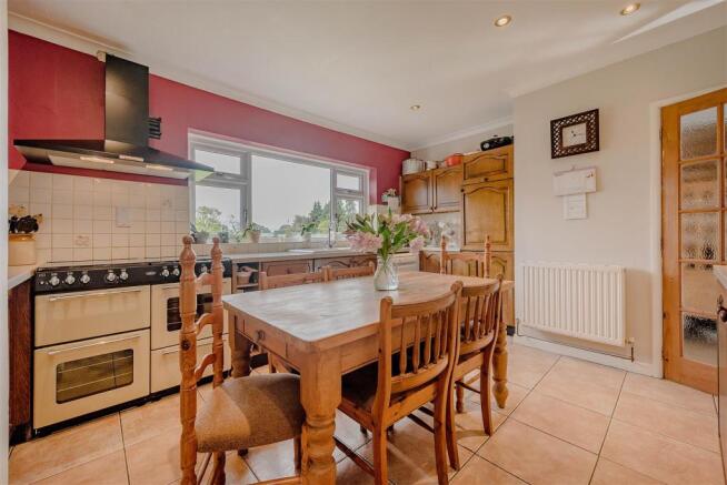 KITCHEN/ BREAKFAST R
