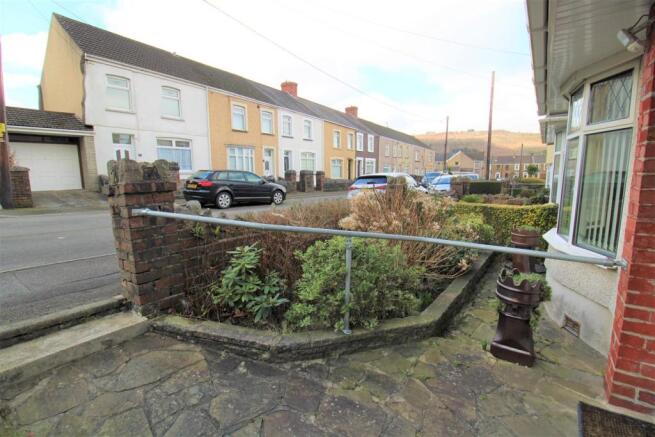 Garden to front