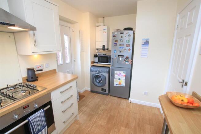 MODERN FITTED KITCHEN