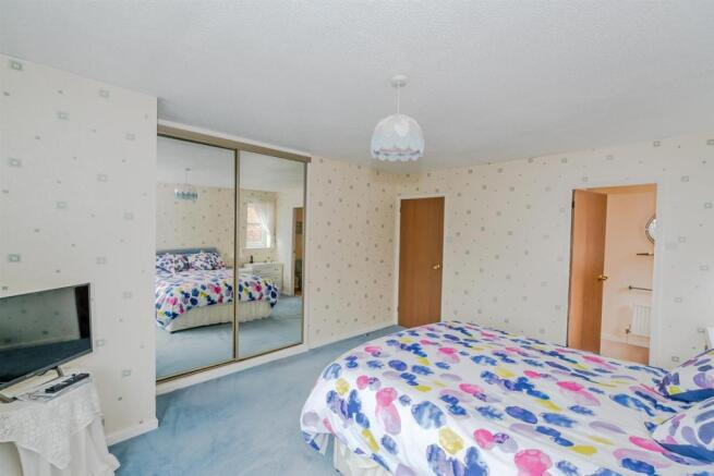 Rochester Way, Cannock WS12 3YH -14.jpg