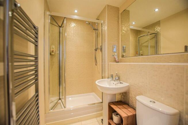 2 Riverbank Court - ensuite.jpg