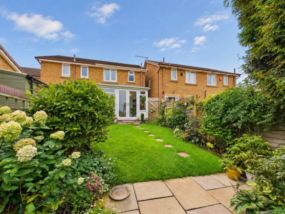 Beautifully Landscaped West-Facing Garden
