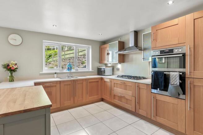 5 bed Detached for sale Image 11
