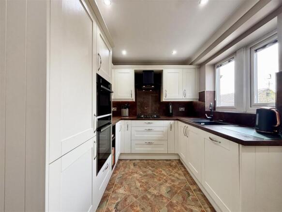 5 bed Detached for sale Image 9