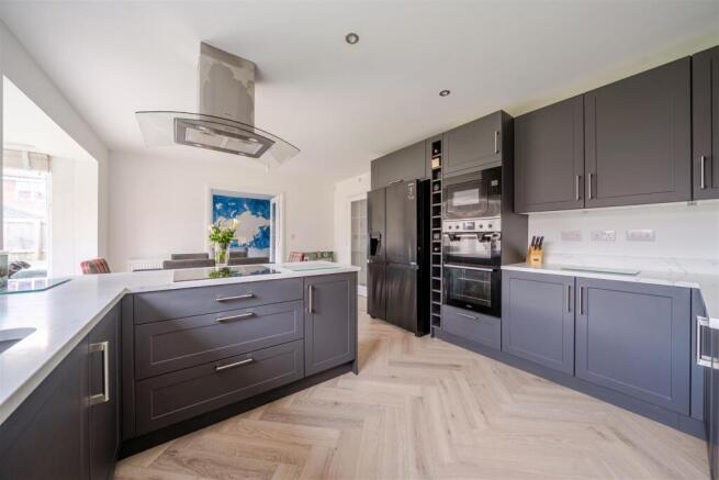 4 bed Detached for sale Image 6