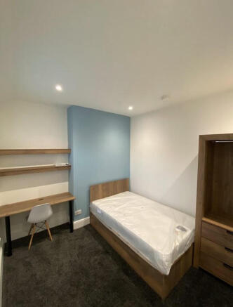 4 bed House to rent Image 10