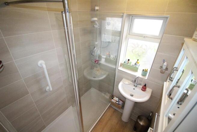 14 Pendle Cres-Shower.JPG