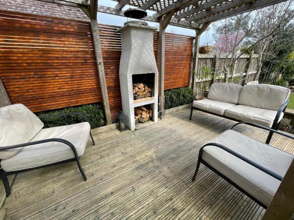OUTDOOR ENTERTAINING SPACE