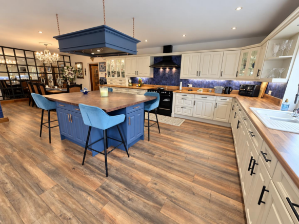 KITCHEN / DINER