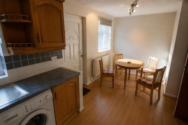 3 bed Terraced to rent Image 4