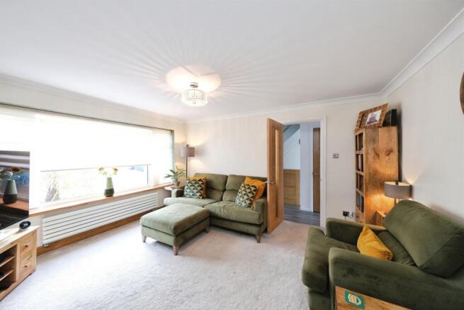 5 bed Detached for sale Image 8