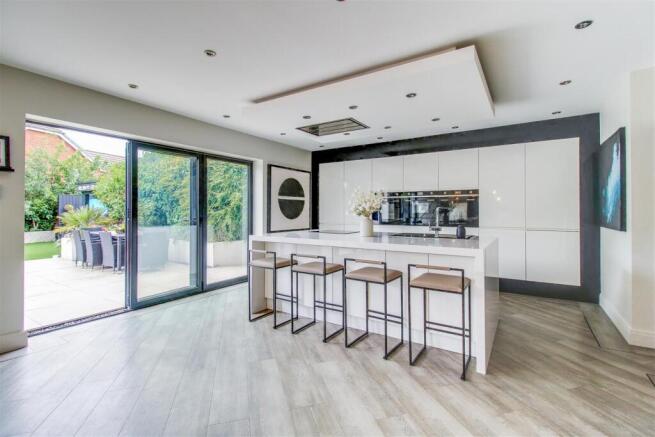 OPEN PLAN KITCHEN/DINING/FAMILY SPACE