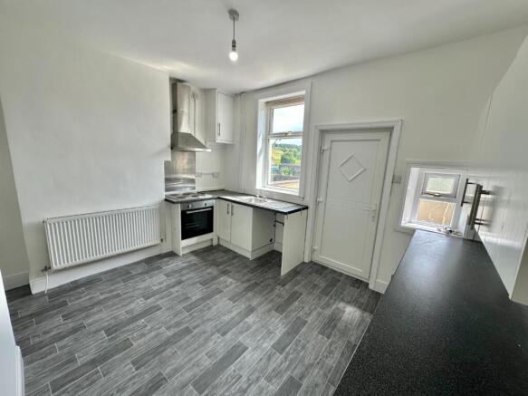 2 bed Terraced to rent Image 6