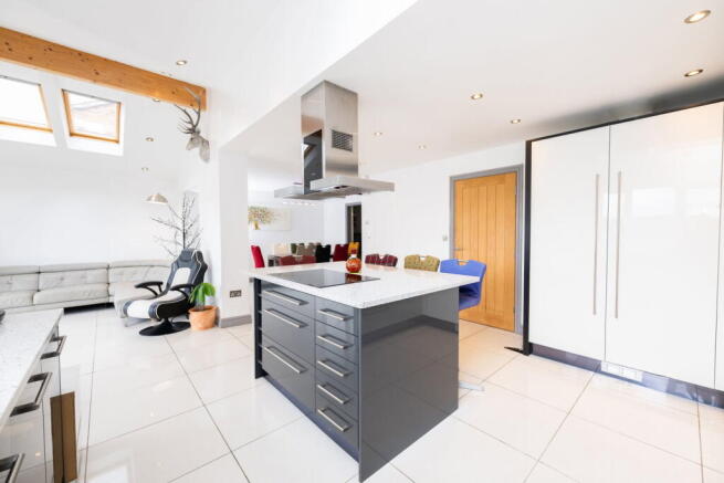 6 bed Detached for sale Image 4