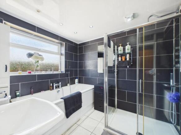 4 bed House for sale Image 6
