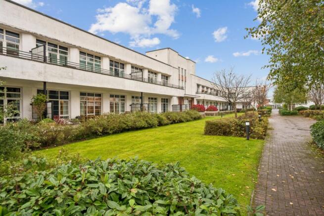 2-bed flat on Canniesburn Drive, Bearsden, East Dunbartonshire, G61, £225,000
