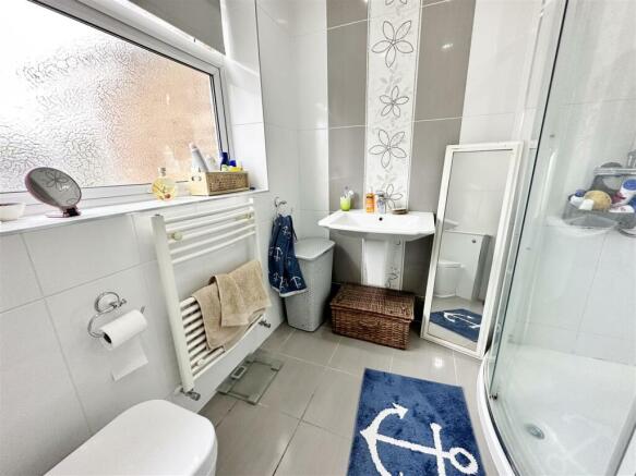 SHOWER ROOM/WC