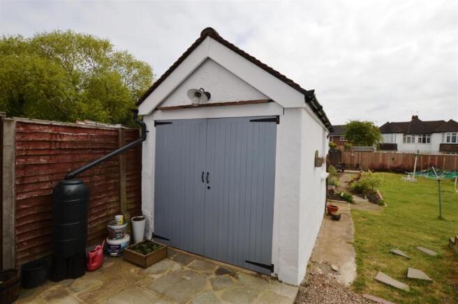 SINGLE GARAGE: