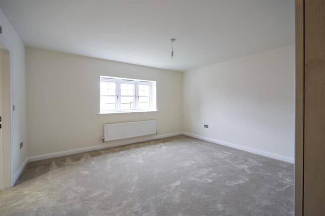 5 bed Detached for sale Image 9