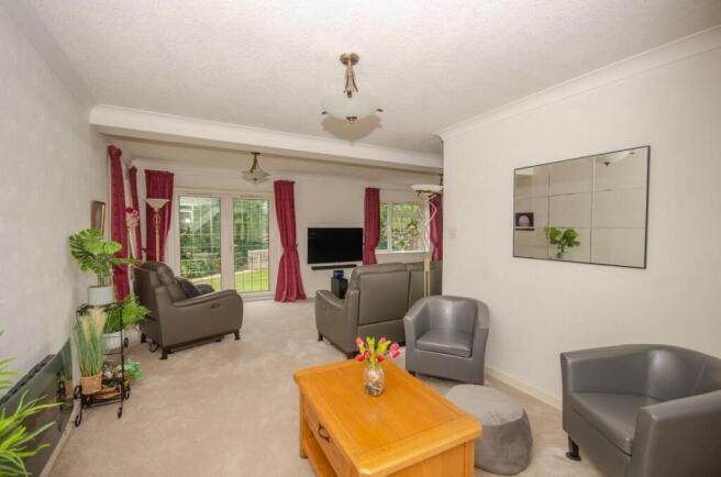 Living room pic 3.jpg