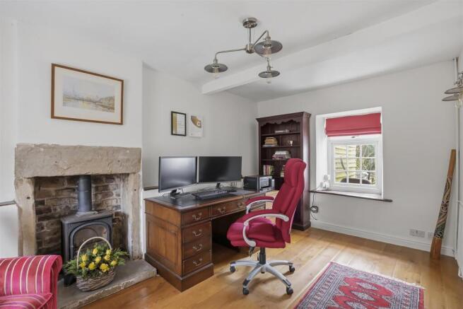 5 bed Detached for sale Image 8