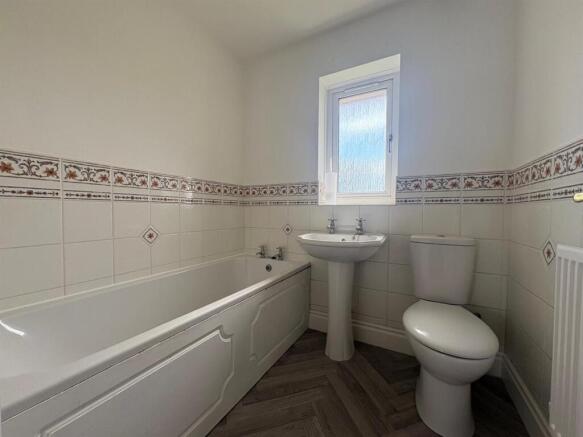 3 bed House to rent Image 11