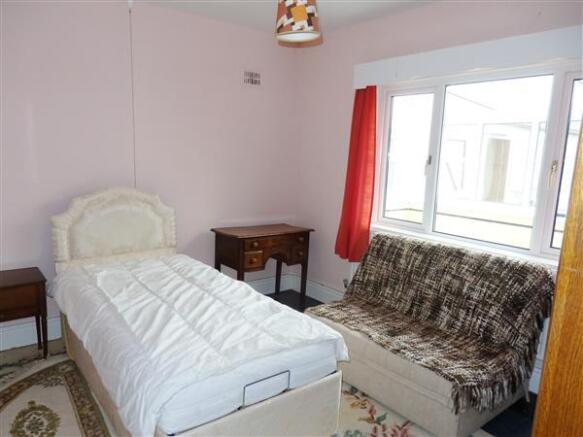 BACK BEDROOM 3 :