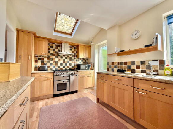 4 bed Detached for sale Image 9