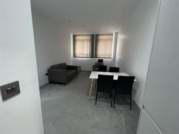 2 bed Apartment to rent Image 10