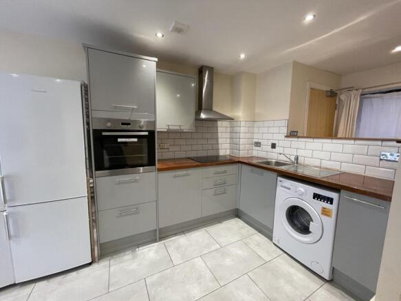 2 bed Apartment to rent Image 2