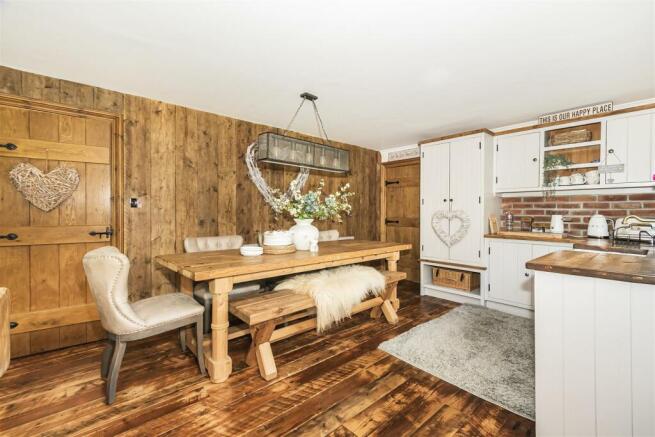 2 Cleveland Close22.jpg