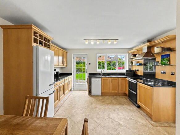 5 bed Detached for sale Image 7