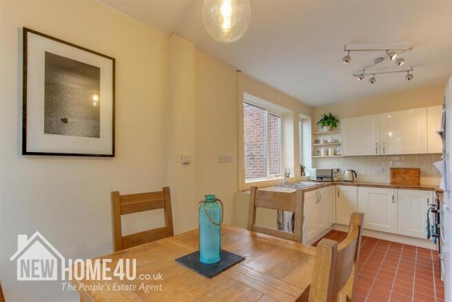 KITCHEN / DINER: