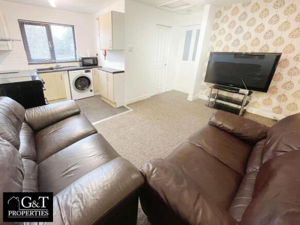 OPEN PLAN LIVING/KITCHEN