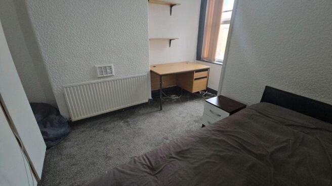 Compact, tidy bedroom with a comfortable single...