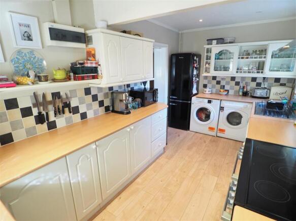 Sizeable Kitchen 135