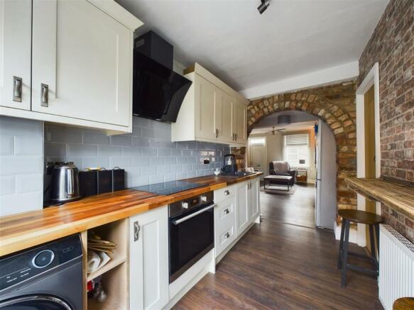 KITCHEN/DINING AREA