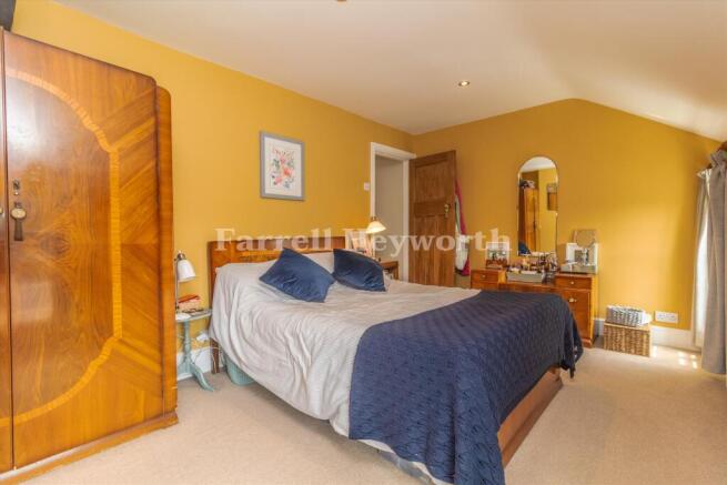 Bedroom 1 image 4