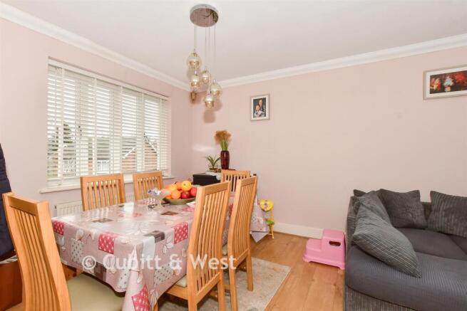 Lounge / Dining Area