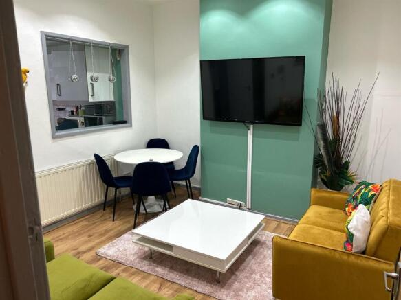3 bed House Share to rent Image 6