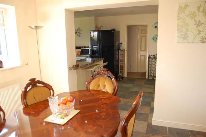 Diner to kitchen