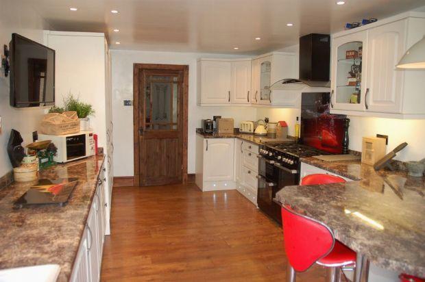 KITCHEN/BREAKFAST ROOM