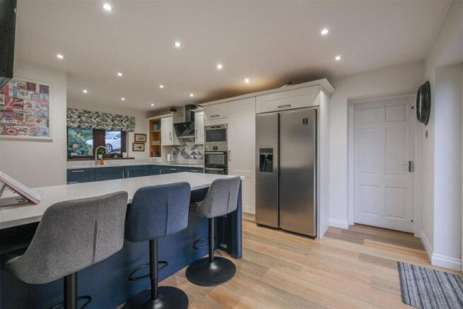 5 bed Detached for sale Image 4