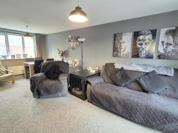 L-Shaped Lounge/Diner