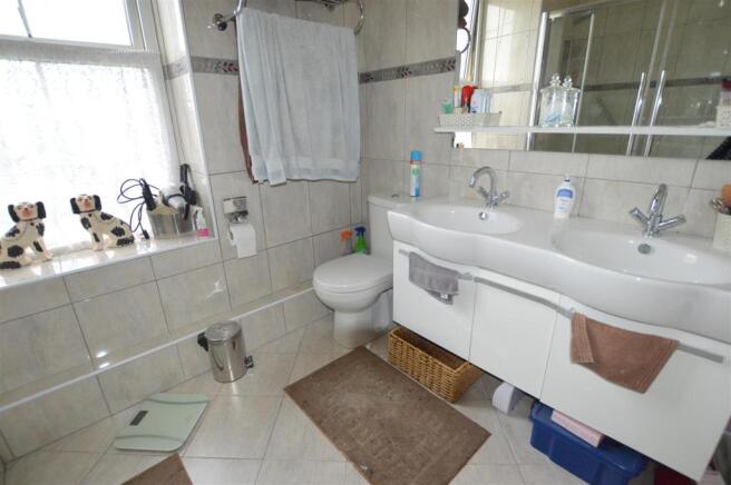 EN-SUITE SHOWER ROOM
