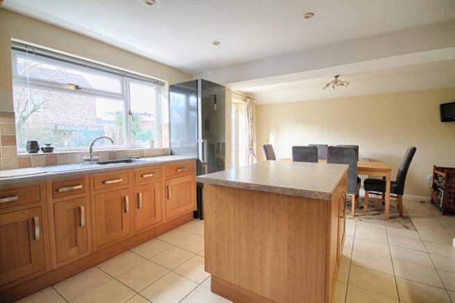 KITCHEN/DINING ROOM