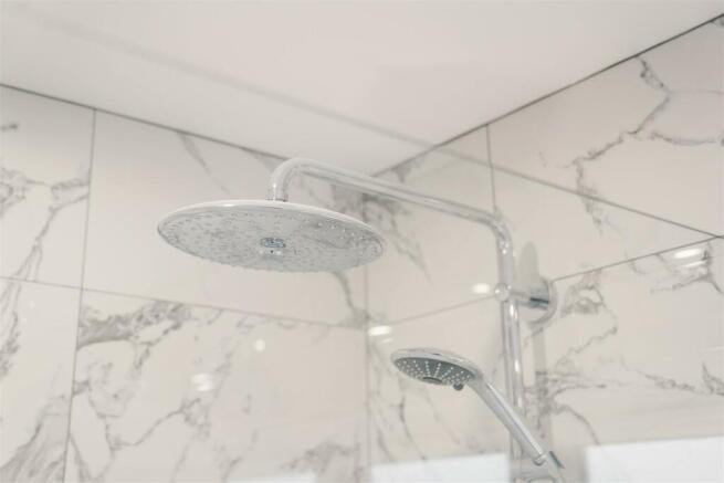 Main Bathroom-2.jpg