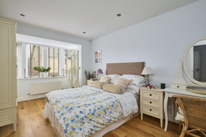 5 bed Detached for sale Image 11